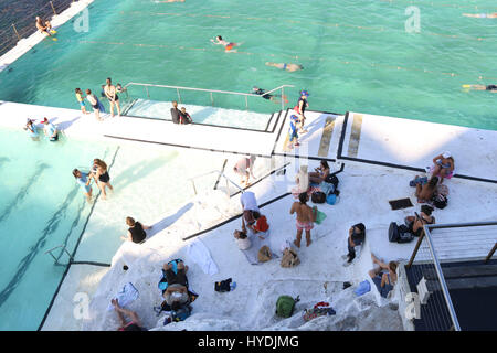 Blickte auf Menschen am Bondi Icebergs Pool, Bondi Beach in Sydney, Australien. Stockfoto