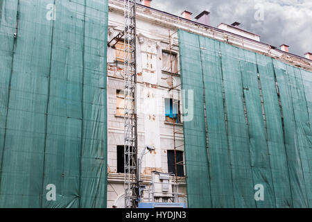 städtischen Wohnhaus beim Wiederaufbau in grün Tuch gewickelt. Stockfoto