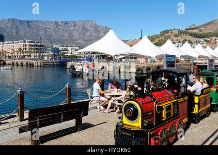 Waterfront mit touristischen Zug und Tafelberg, Cape Town, Western Cape, Südafrika Stockfoto