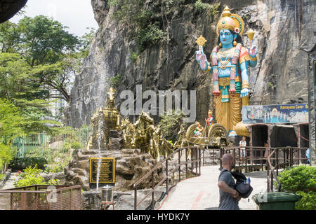 Eingang und Statue von Krishna, Ramayana Höhle, Batu-Höhlen, Kuala Lumpur, Malaysia Stockfoto