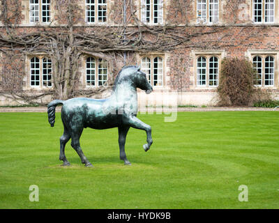 Horse-Bronzeskulptur von Barry Flanagan in der ersten Gericht Bereich, Jesus College in Cambridge. Bestandteil der University of Cambridge, UK. Stockfoto