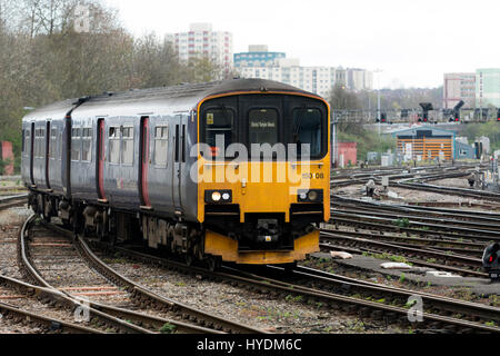 Erstes Great Western Klasse 150 Diesel dem nahenden Bristol Temple Meads Bahnhof, UK Stockfoto