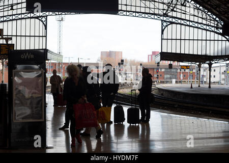 Passagiere auf Bristol Temple Meads Bahnhof, UK Stockfoto