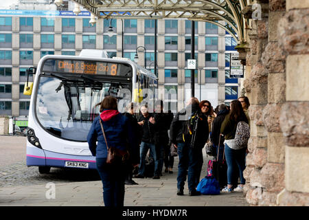 Eine Bushaltestelle vor Bahnhof Bristol Temple Meads, UK Stockfoto