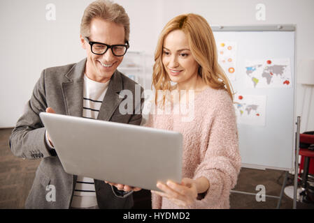Freundlichen Geschäftspartner mit Laptop im Businesscenter Stockfoto