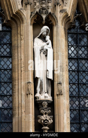 Maria und Kind Jesus-Statue über Süd Tür der Kirche St. Mary Redcliffe, Bristol, UK Stockfoto