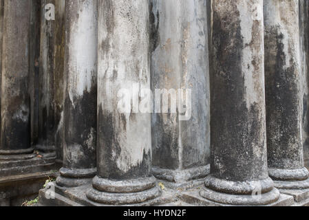 Verwitterte Spalten im Friedhof von South Park Street, Kolkata Stockfoto