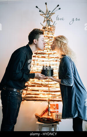 Mädchen gibt dem Mann einen Kuchen Stockfoto