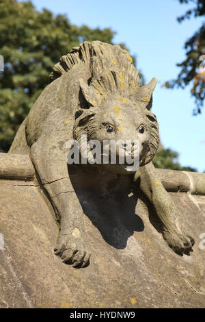 Cardiff, Wales, UK, 14. September 2016: Hyäne Skulptur aus der tierischen Wand des Cardiff Castle im Schloss-Straße Stockfoto