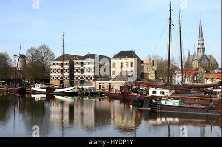 Ende 19. & Anfang des 20. Jahrhunderts historische Segelschiffe im Museumshafen (Museumhaven) im Zentrum von Gouda, Niederlande Stockfoto