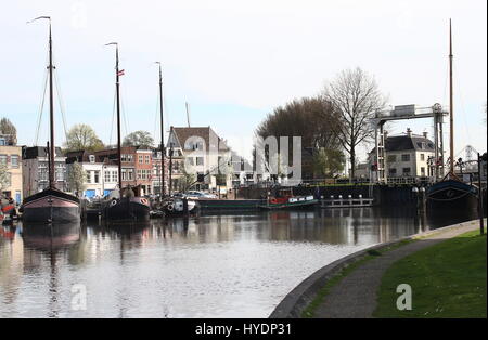 Ende 19. & Anfang des 20. Jahrhunderts historische Segelschiffe im Museumshafen (Museumhaven) im Zentrum von Gouda, Niederlande Stockfoto