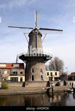 18. Jahrhundert Grist Mill De Roode Leeuw (The Red Lion), Stadtzentrum von Gouda, Niederlande Stockfoto