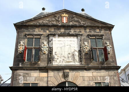 Obere Fassade De Goudse Waag (17. Jahrhundert wiegen Haus) am Markt Platz, Zentrum von der Stadt Gouda, Südholland, Niederlande. Stockfoto