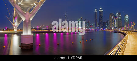 DUBAI, Vereinigte Arabische Emirate - 27. März 2017: Der Abend Skyline mit der Brücke über den neuen Kanal und der Innenstadt. Stockfoto