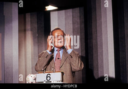 Deutscher Kabarettist, Autor und Wis Dieter Hildebrandt, Deutschland 1980er Jahre. Deutsche Kabarettist, Autor und Schauspieler Dieter Hildebrandt, Deutschland der 80er Jahre. Stockfoto