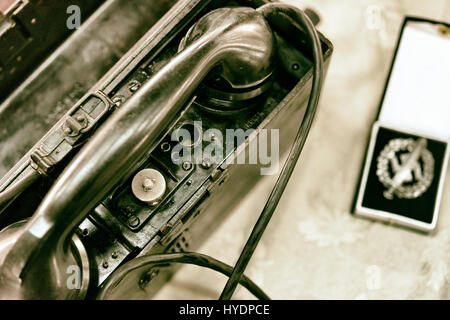 Armee Telefon neben einer deutschen Armee Medaille, vintage Stockfoto