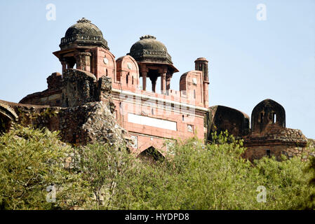 Humayun Darwaza Exterieur des Purana Qila (alte Festung), wie aus dem Zoo in Neu-Delhi gesehen. Stockfoto