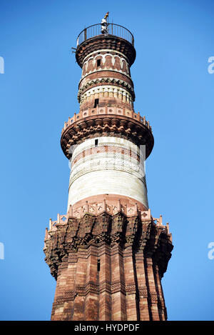 Qutb Minar, New Delhi. Minarett Qutb Minar ist während 1193-1386 erbaut und ist heute ein UNESCO Weltkulturerbe. Stockfoto