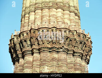 Nahaufnahme eines Geschosses der Qutub Minar, Neu-Delhi. Qutub Minar ist Minarett in 1193-1386 erbaut und ist ein UNESCO-Weltkulturerbe. Stockfoto