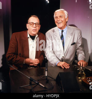 Britischer Schlagersänger, Moderator und Kan Chris Howland zu Gast bei Joachim Fuchsberger in der Talkshow "Heut' Abend", Deutschland 1990er Jahre. Britische schlager Sänger, Moderator und Schauspieler Chris Howland, Deutschland 90er Jahre. Stockfoto