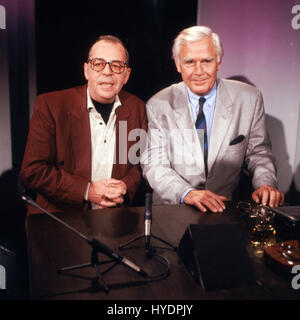 Britischer Schlagersänger, Moderator und Kan Chris Howland zu Gast bei Joachim Fuchsberger in der Talkshow "Heut' Abend", Deutschland 1990er Jahre. Britische schlager Sänger, Moderator und Schauspieler Chris Howland, Deutschland 90er Jahre. Stockfoto