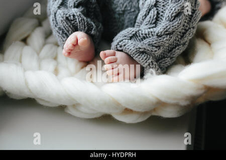 Kleine Baby in gestrickte Kleidung Stockfoto