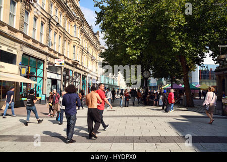 Cardiff, Wales, UK, 14. September 2016: Passanten in der Fußgängerzone der Queen Street in der Innenstadt Stockfoto