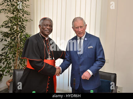 Der Prince Of Wales schüttelt Hände mit Kardinal Peter Turkson, da sie eine Konferenz zum Klimawandel in Rom am siebten Tag von Charles Europa-Tour teilnehmen. Stockfoto