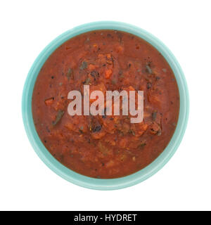 Draufsicht auf eine Schale gefüllt mit Feuer geröstet zerkleinerte Tomaten isoliert auf einem weißen Hintergrund. Stockfoto