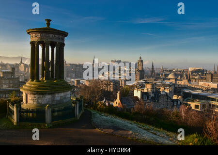 Panoramablick auf die Altstadt von Edinburgh von Carlton Hill, Schottland Stockfoto