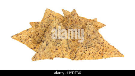 Eine Portion Salz und Pfeffer gewürzt, Bohnen und Reis Chips isoliert auf einem weißen Hintergrund. Stockfoto