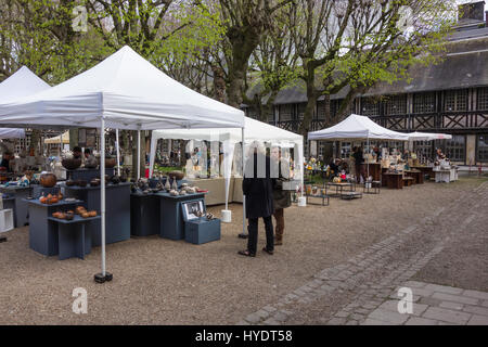 Töpferei und Keramik Handwerkermarkt am Aître de Saint-Maclou, Rouen, Frankreich Stockfoto