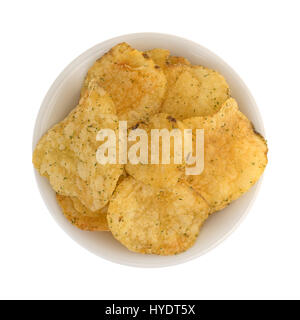 Draufsicht der Sauerrahm und Zwiebeln gewürzte Kartoffel-Chips in einer kleinen Schüssel auf einem weißen Hintergrund isoliert. Stockfoto