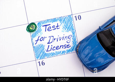 Erinnerung-Test für Führerschein im Kalender mit blaues Auto Spielzeug. Stockfoto