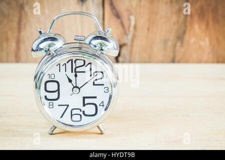 11:00 oder pm auf Holz Hintergrund mit textfreiraum Anzeige. Stockfoto