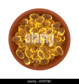 Draufsicht auf eine Schüssel mit Vitamin-A-Gel-Kapseln isoliert auf einem weißen Hintergrund. Stockfoto
