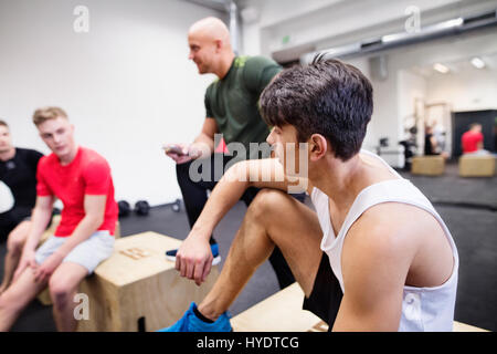 Männer in Turnhalle ruht nach Ausübung auf Boxen passen. Stockfoto