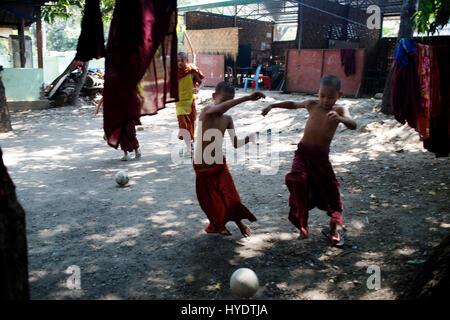 Myanmar (Burma). Yangon. Jungen Novizen in einem Internat spielen Fußball auf dem Schulhof. Stockfoto