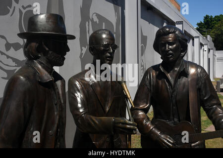 Redcliffe, Queensland, Australien: Statue der drei Bee Gees in Bee Gees Weise auf die Strandpromenade Stockfoto