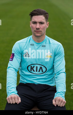 Surreys Rory Burns Medien tagsüber an das Oval, London. Stockfoto