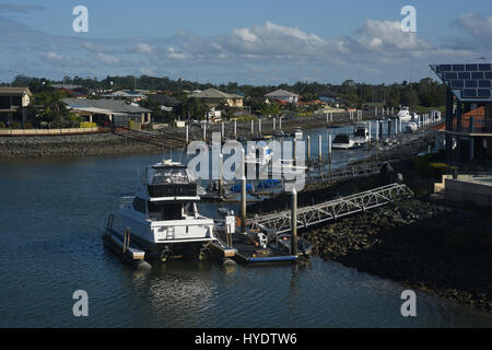 Newport, Queensland, Australien: Sportboote vor Anker bei privaten Anlegestellen im Wohngebiet Kanal Immobilien Stockfoto