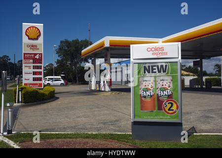 Kippa-Ring, Australien: Coles Express Shell-Tankstelle und Bequemlichkeit zu speichern, mit Werbe Schild Stockfoto