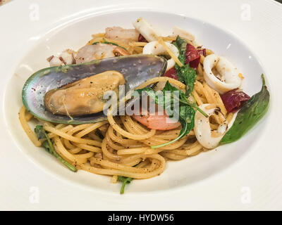 Spaghetti-thai-Stil: Meeresfrüchte pikant mit Garnelen, Muscheln und Tintenfisch. Stockfoto