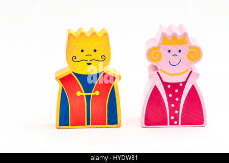 Zwei Holzfiguren von ein König und eine Königin, die isoliert auf weißem Hintergrund. Stockfoto