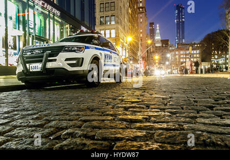 Eine NYPD Fahrzeug auf der Straße mit Kopfsteinpflaster am Union Square in Manhattan geparkt. Stockfoto