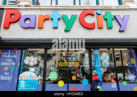 Ein Mann läuft durch eine Partei Stadt store in Manhattan. Stockfoto