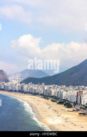 Blick über Copacabana Strand und Berge von der Spitze des Fort Duque De Caxias Stockfoto