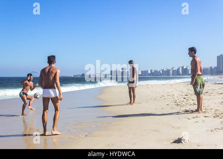 Brasilien, Rio De Janeiro: junger Mann, Fußball spielen, am Strand der Copacabana Stockfoto