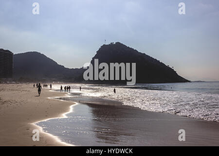 Brasilien, Rio De Janeiro: Menschen zu Fuß am Strand Leme Stockfoto