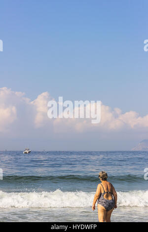 Brasilien, Rio De Janeiro: Senior Woman Eintauchen ins Wasser am Strand der Copacabana Stockfoto